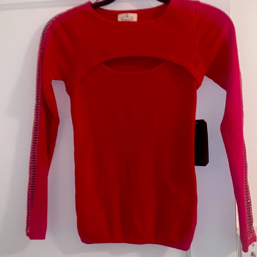 Long sleeve top.